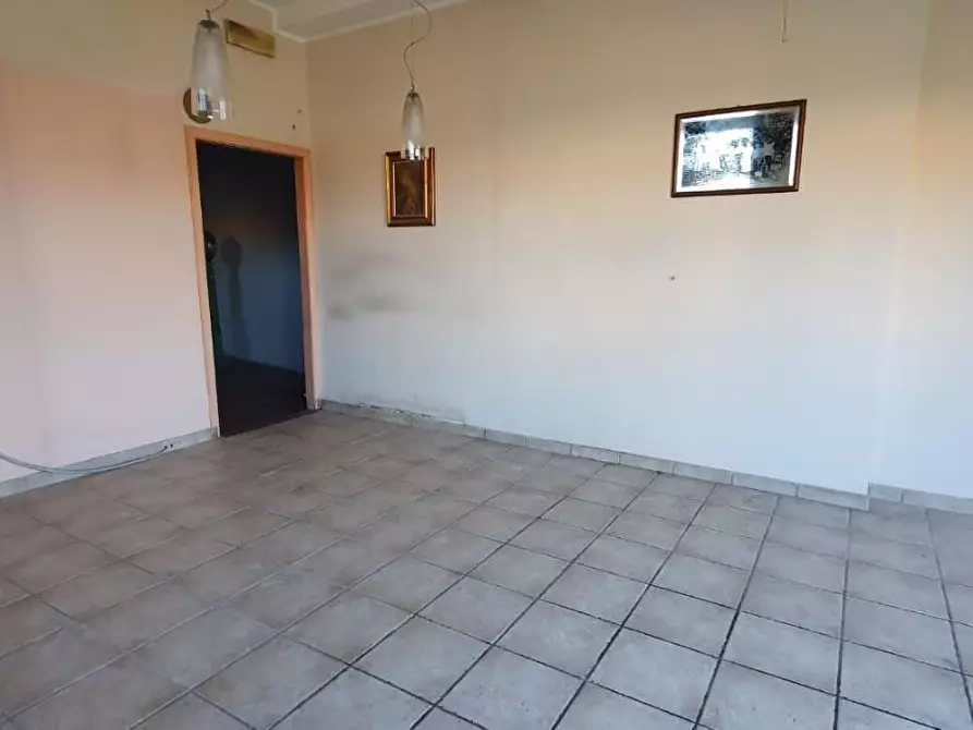 Immagine 5 di Locale commerciale in affitto  a Capannori