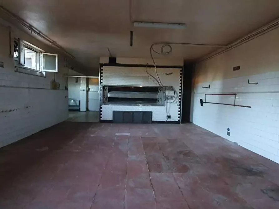 Immagine 2 di Locale commerciale in affitto  a Capannori