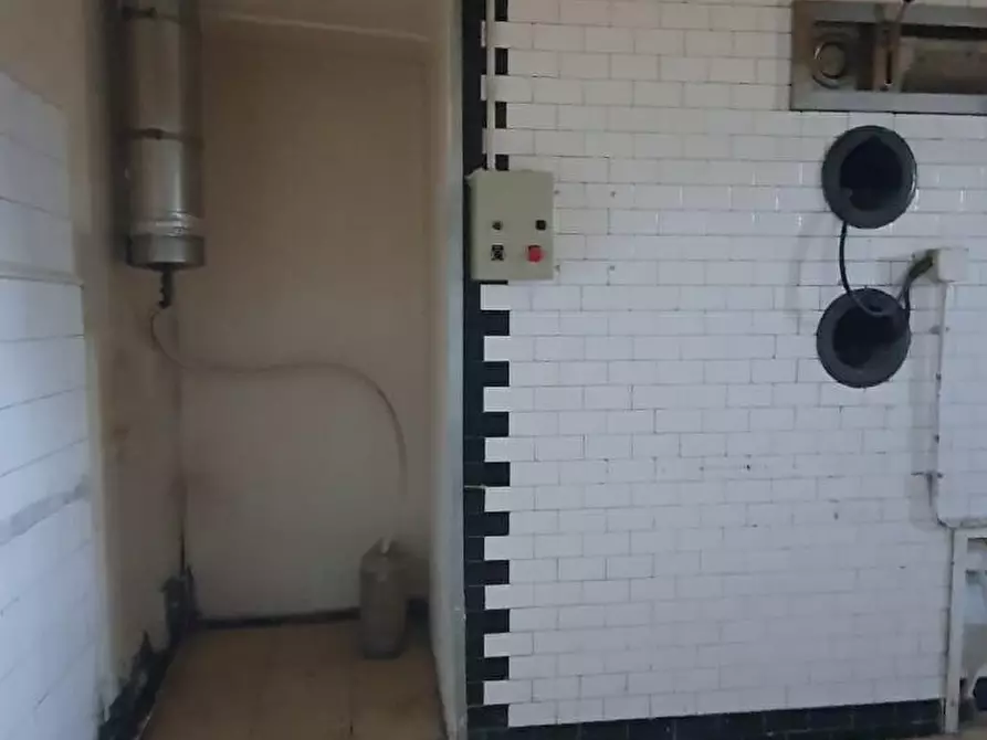 Immagine 19 di Locale commerciale in affitto  a Capannori