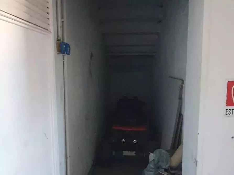 Immagine 11 di Locale commerciale in affitto  a Capannori