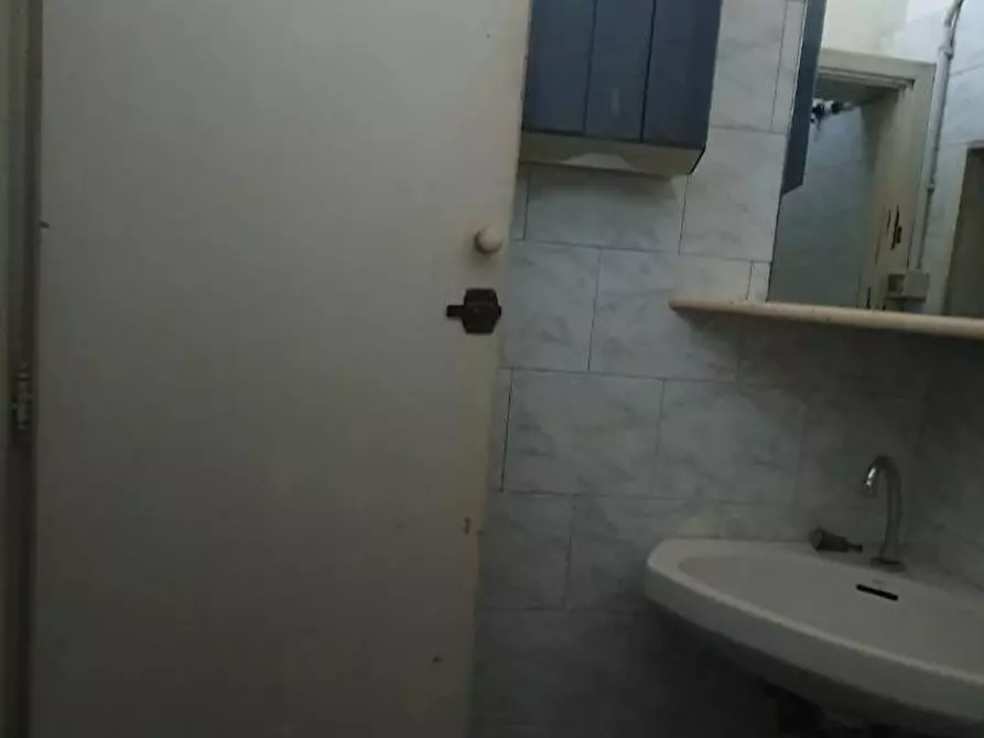 Immagine 15 di Locale commerciale in affitto  a Capannori