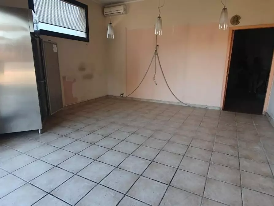 Immagine 6 di Locale commerciale in affitto  a Capannori