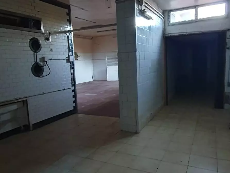 Immagine 18 di Locale commerciale in affitto  a Capannori