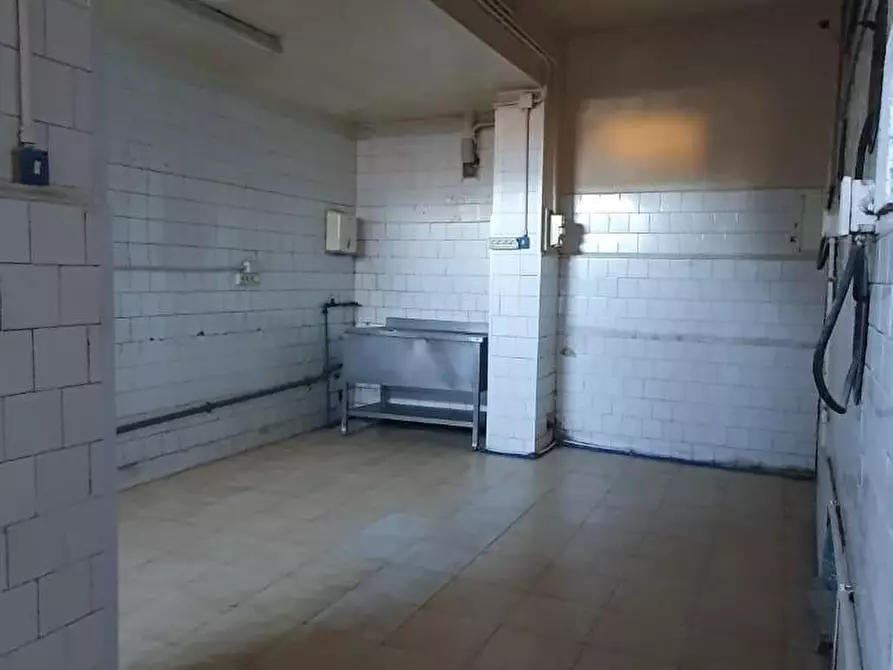 Immagine 22 di Locale commerciale in affitto  a Capannori