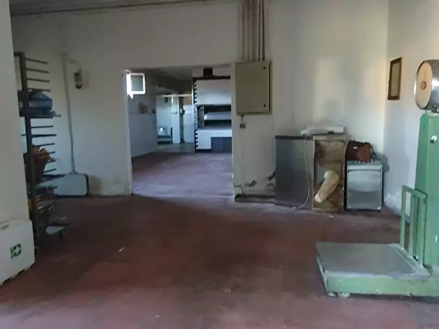 Immagine 9 di Locale commerciale in affitto  a Capannori