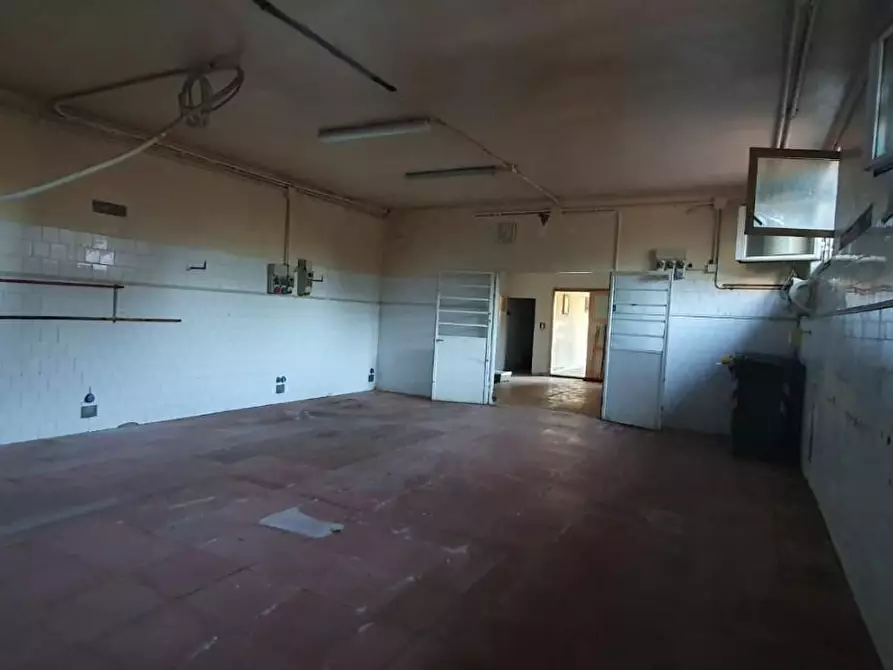 Immagine 20 di Locale commerciale in affitto  a Capannori