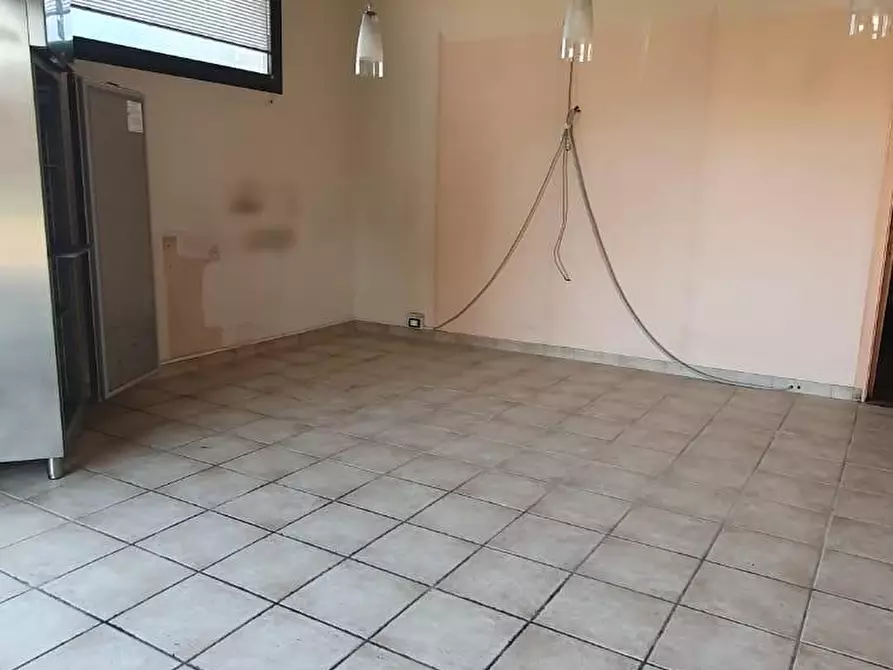 Immagine 7 di Locale commerciale in affitto  a Capannori