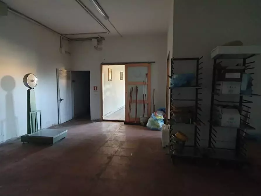 Immagine 13 di Locale commerciale in affitto  a Capannori