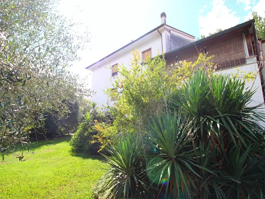 Immagine 3 di Casa semindipendente in vendita  a Lucca