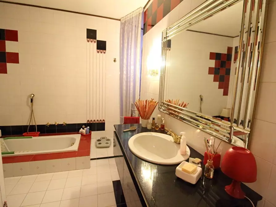 Immagine 6 di Casa semindipendente in vendita  a Lucca