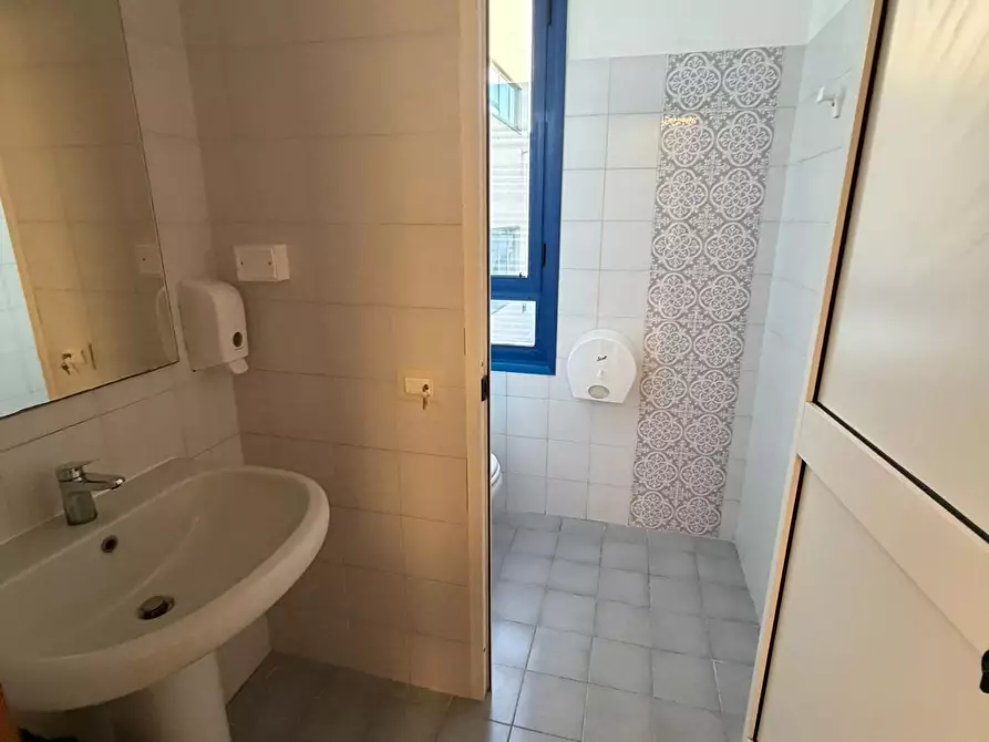 Immagine 6 di Ufficio in affitto  a La Spezia