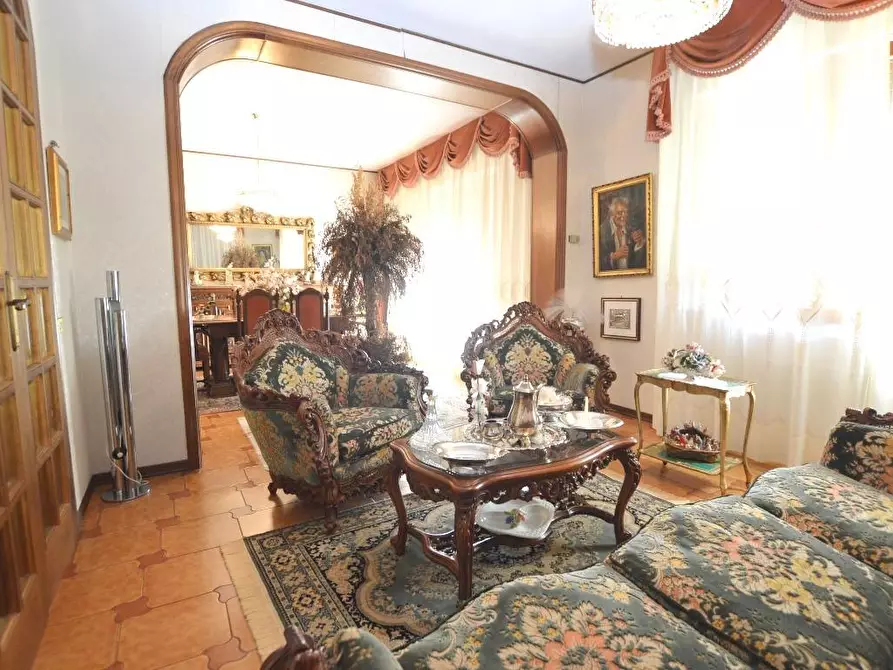 Immagine 12 di Villa in vendita  a Lucca