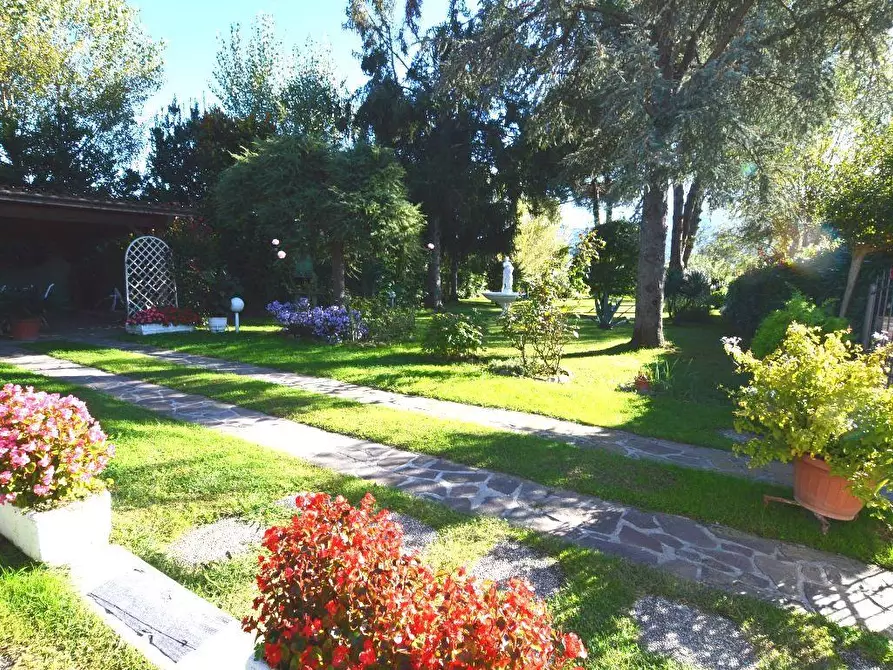 Immagine 5 di Villa in vendita  a Lucca