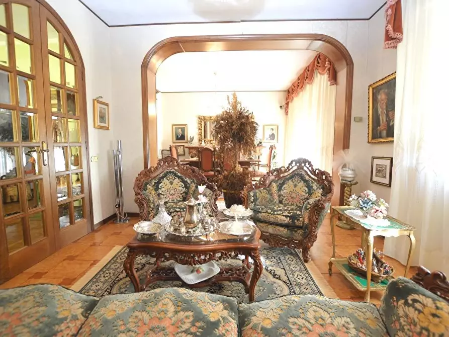 Immagine 11 di Villa in vendita  a Lucca