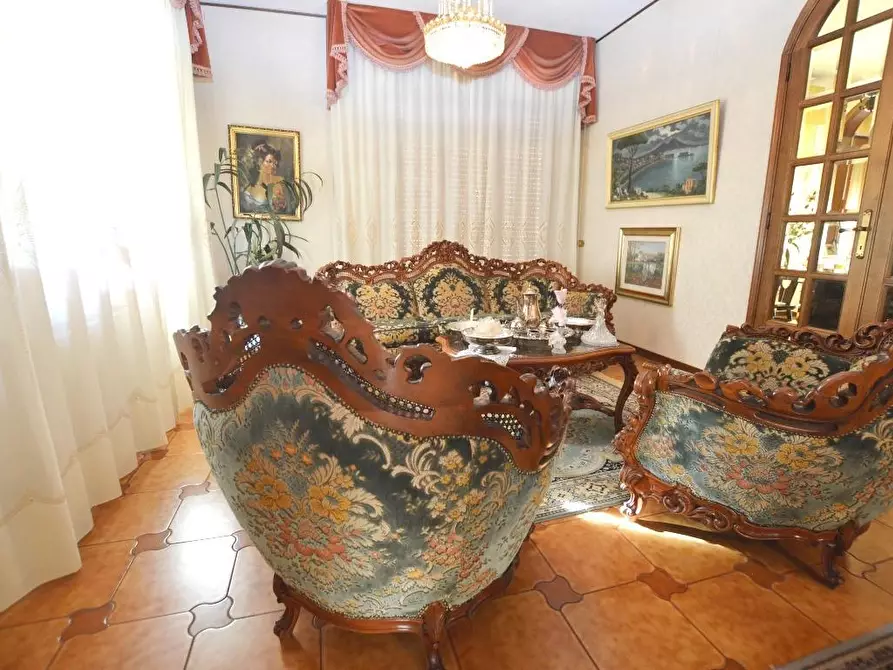Immagine 10 di Villa in vendita  a Lucca