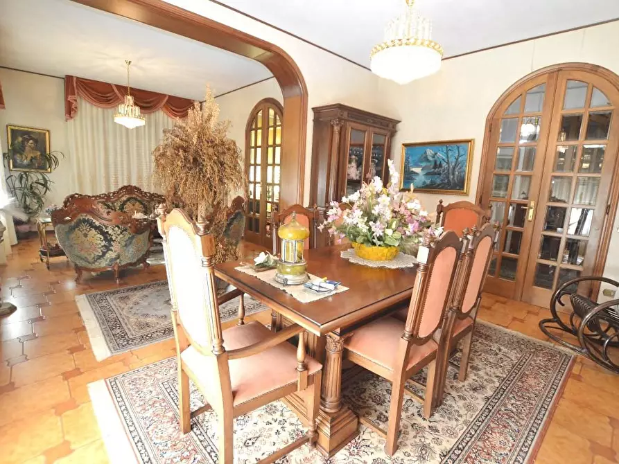 Immagine 9 di Villa in vendita  a Lucca