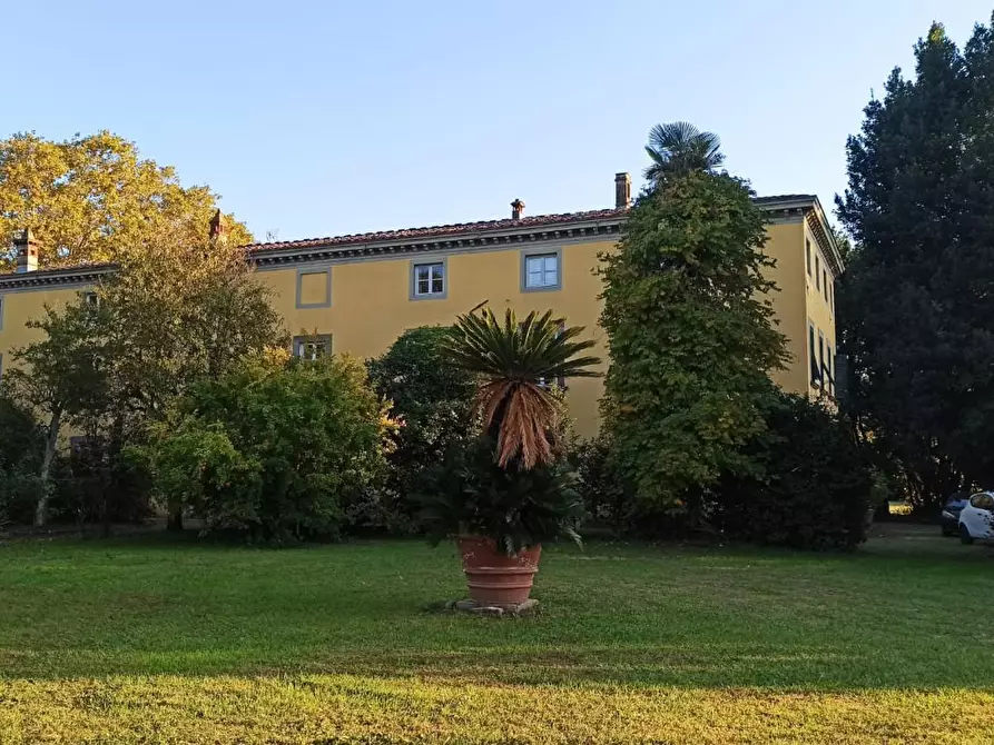 Immagine 4 di Villa in vendita  a Lucca