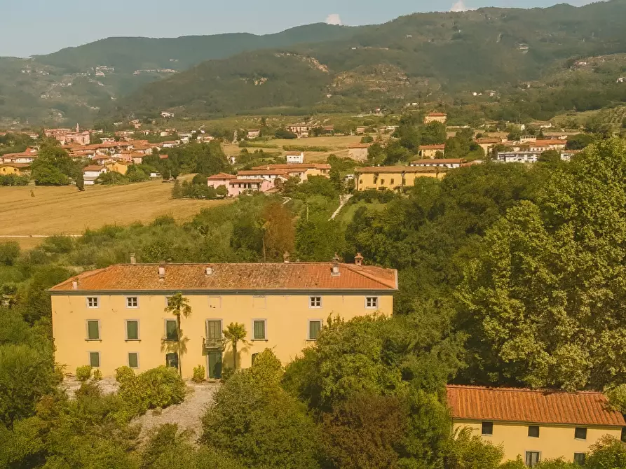 Immagine 5 di Villa in vendita  a Lucca
