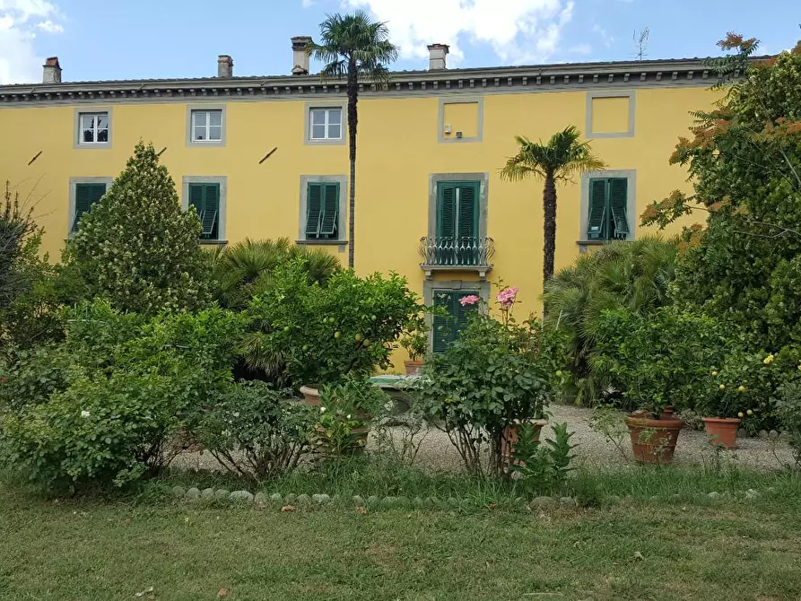 Immagine 1 di Villa in vendita  a Lucca