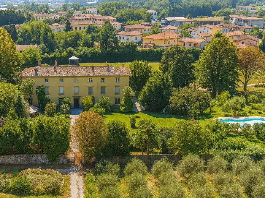Immagine 6 di Villa in vendita  a Lucca