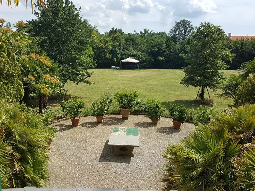 Immagine 7 di Villa in vendita  a Lucca