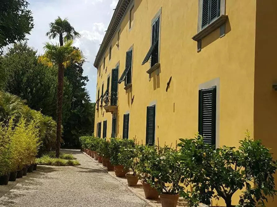 Immagine 2 di Villa in vendita  a Lucca