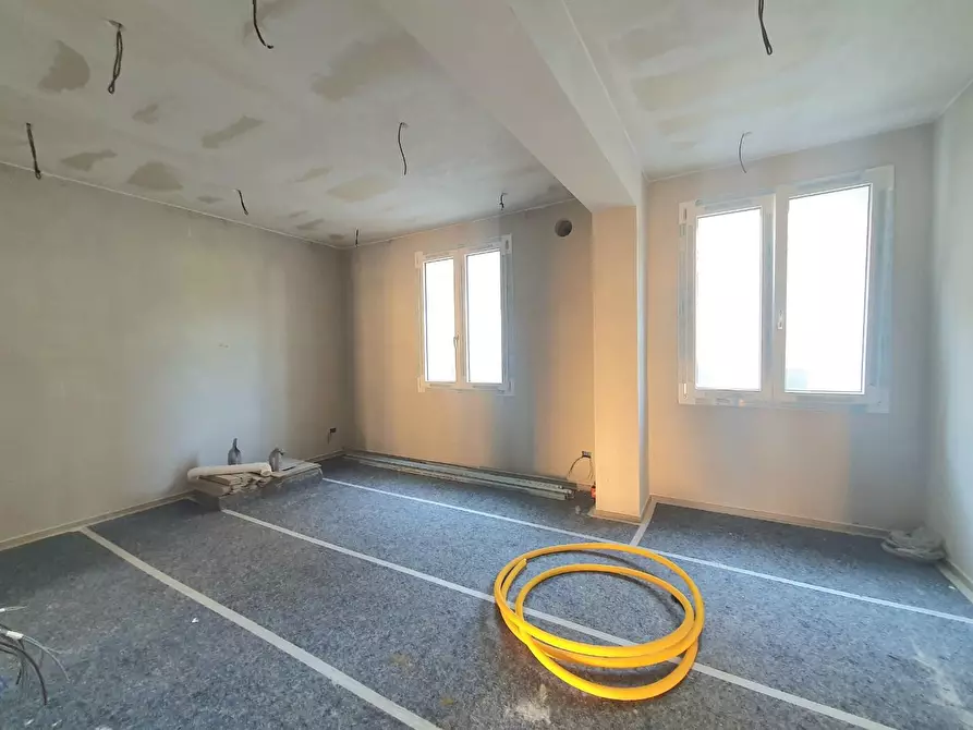 Immagine 9 di Appartamento in vendita  a Lucca