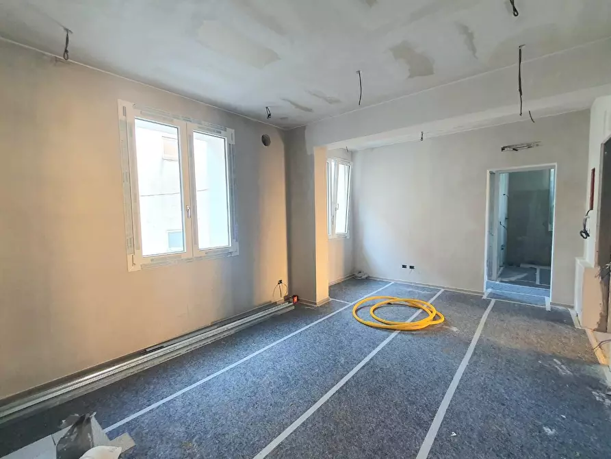 Immagine 13 di Appartamento in vendita  a Lucca