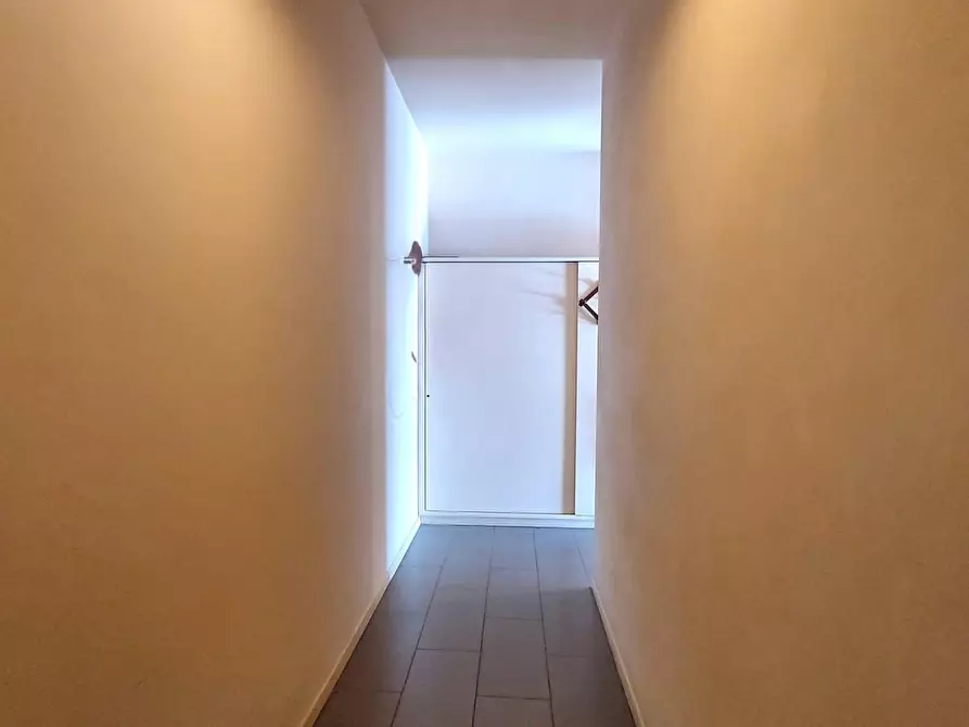 Immagine 16 di Locale commerciale in vendita  a Lucca