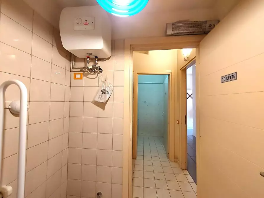 Immagine 12 di Locale commerciale in vendita  a Lucca