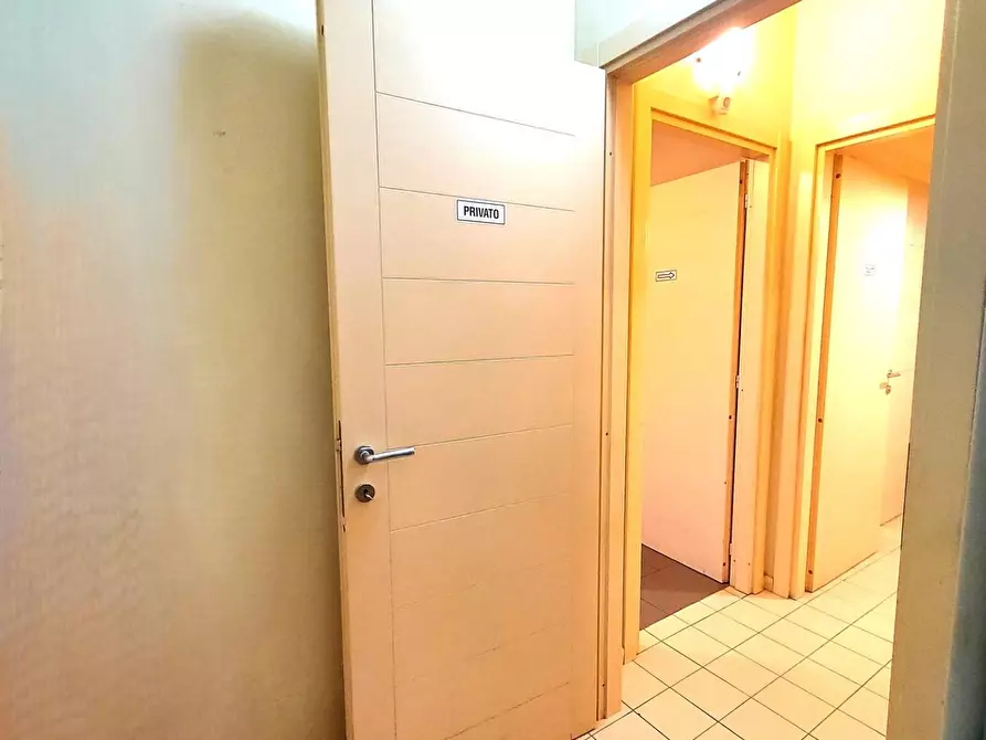 Immagine 14 di Locale commerciale in vendita  a Lucca