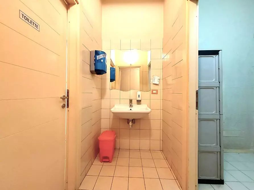 Immagine 9 di Locale commerciale in vendita  a Lucca