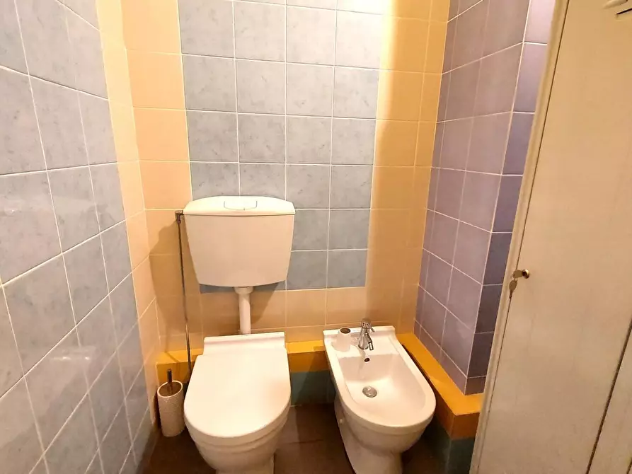 Immagine 5 di Locale commerciale in vendita  a Lucca