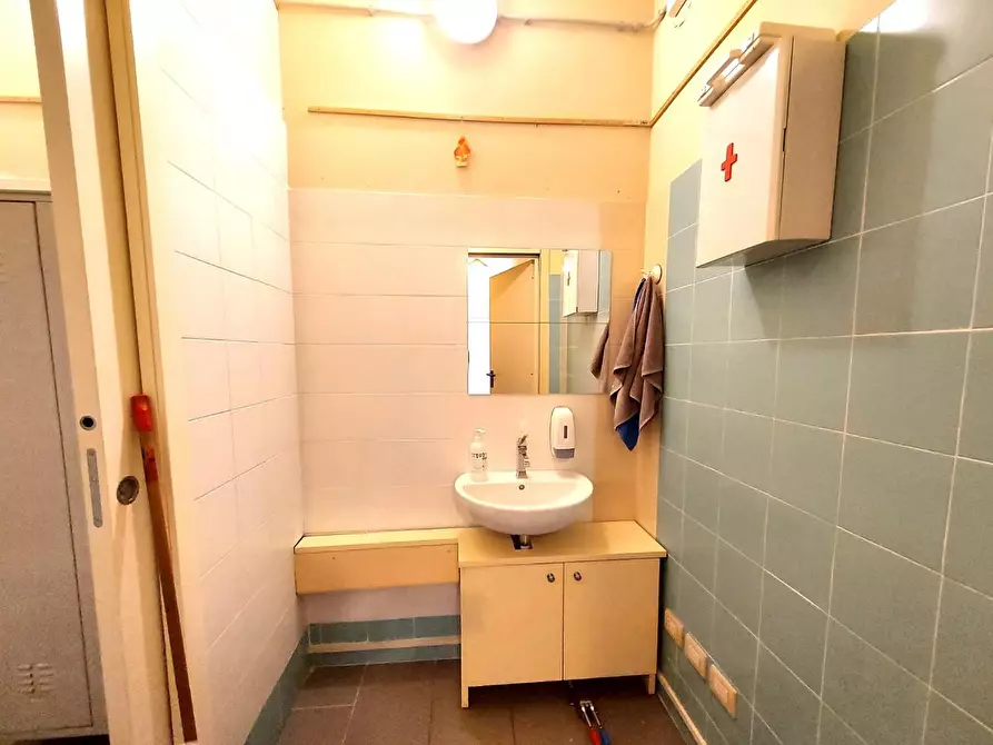 Immagine 7 di Locale commerciale in vendita  a Lucca