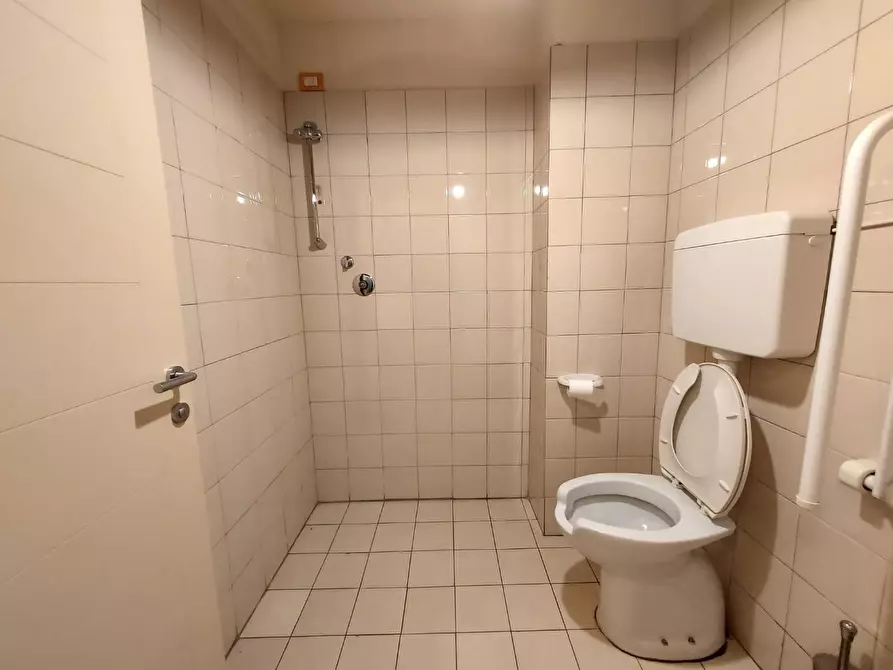 Immagine 10 di Locale commerciale in vendita  a Lucca