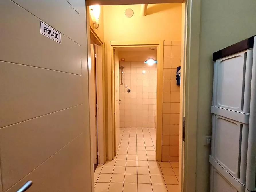 Immagine 15 di Locale commerciale in vendita  a Lucca