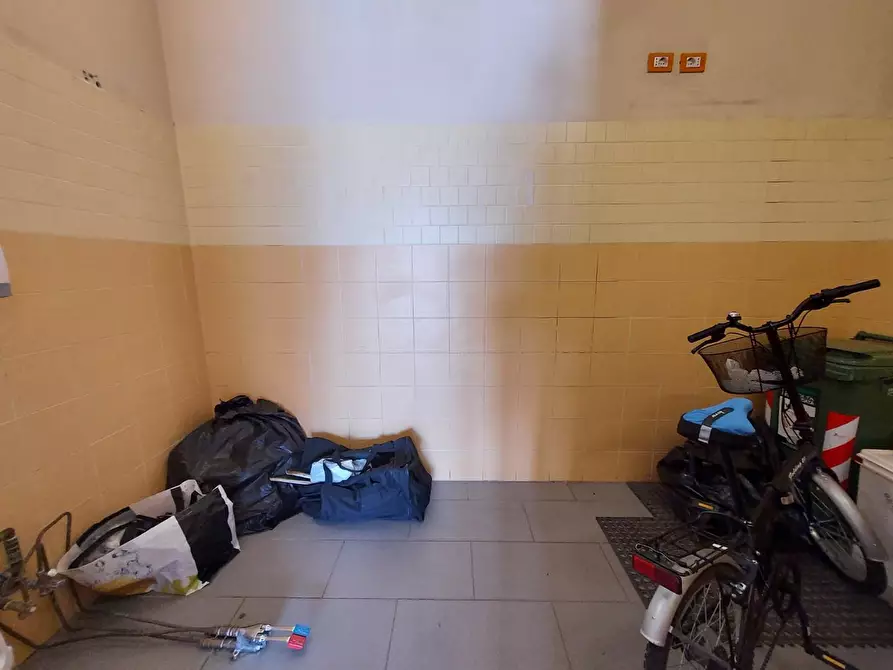 Immagine 19 di Locale commerciale in vendita  a Lucca