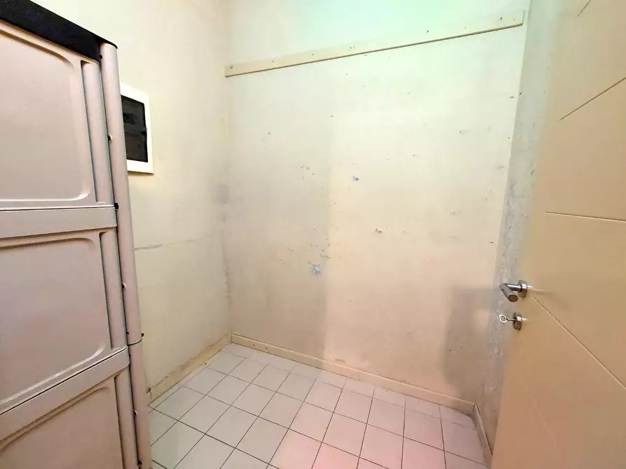 Immagine 13 di Locale commerciale in vendita  a Lucca