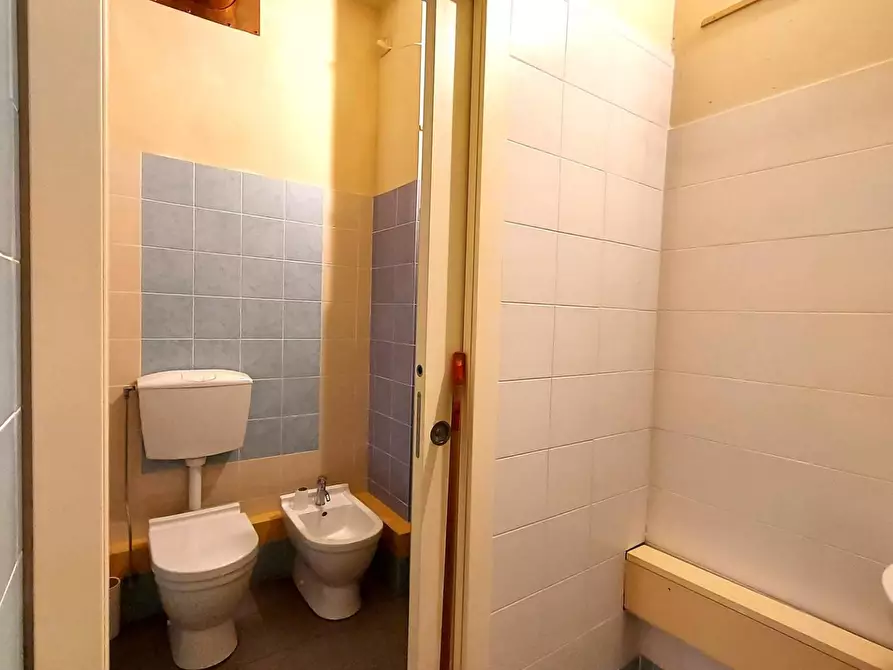 Immagine 8 di Locale commerciale in vendita  a Lucca