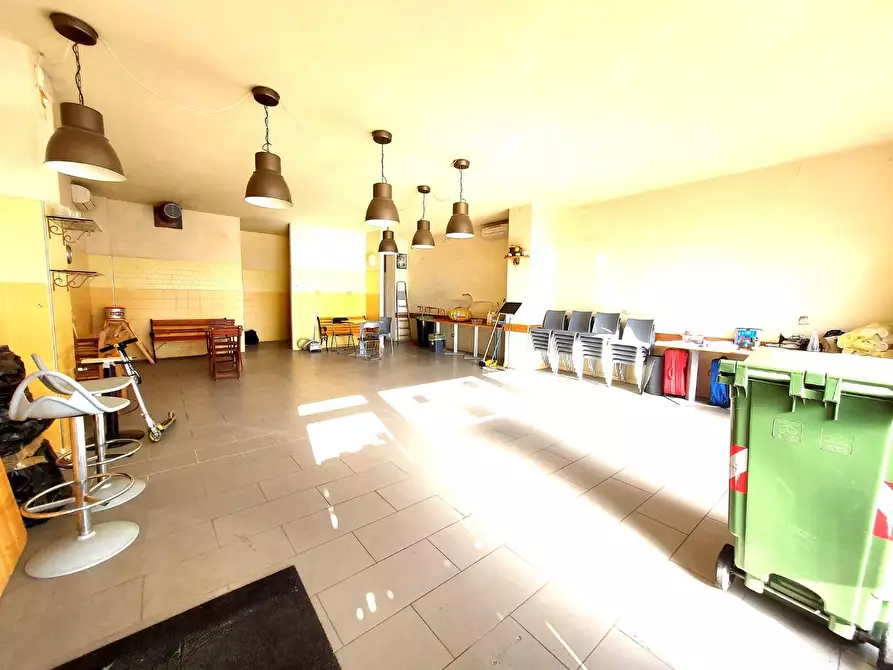 Immagine 3 di Locale commerciale in vendita  a Lucca