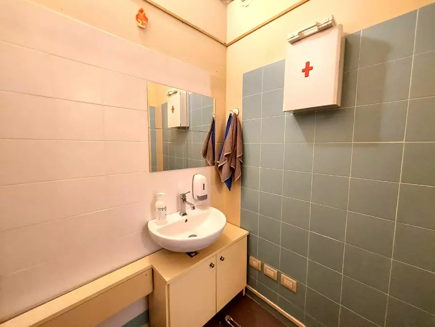 Immagine 6 di Locale commerciale in vendita  a Lucca