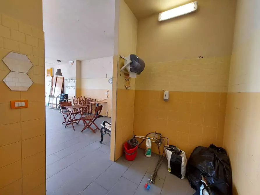 Immagine 4 di Locale commerciale in vendita  a Lucca