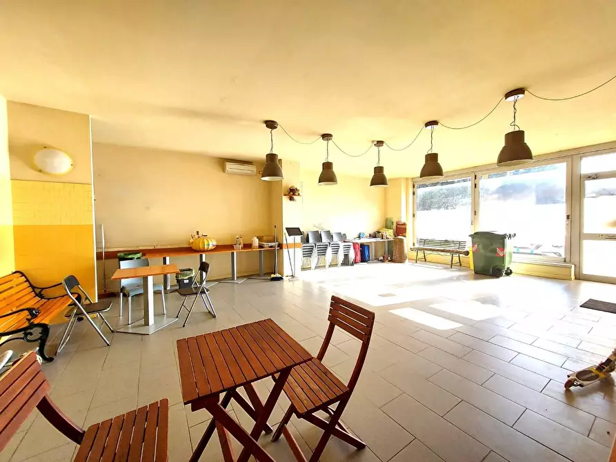 Immagine 1 di Locale commerciale in vendita  a Lucca