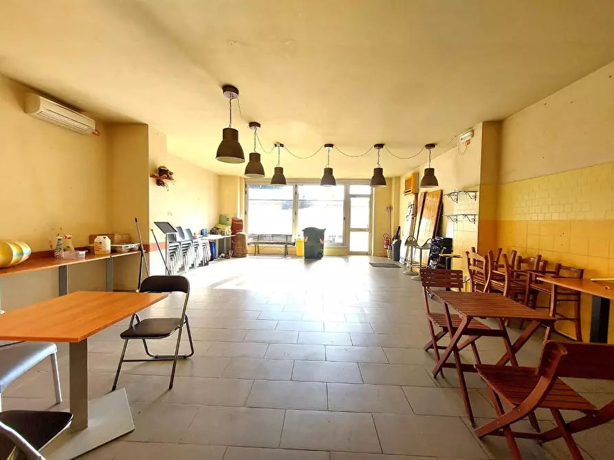 Immagine 2 di Locale commerciale in vendita  a Lucca