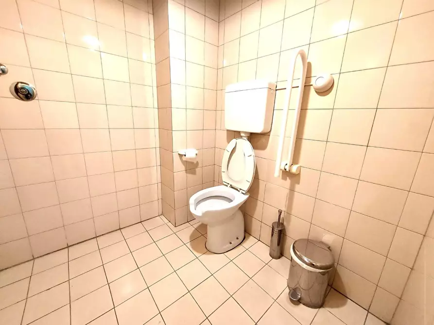 Immagine 11 di Locale commerciale in vendita  a Lucca