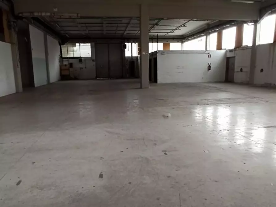 Immagine 12 di Attività artigianale in vendita  a Capannori