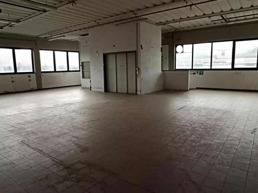 Immagine 26 di Attività artigianale in vendita  a Capannori