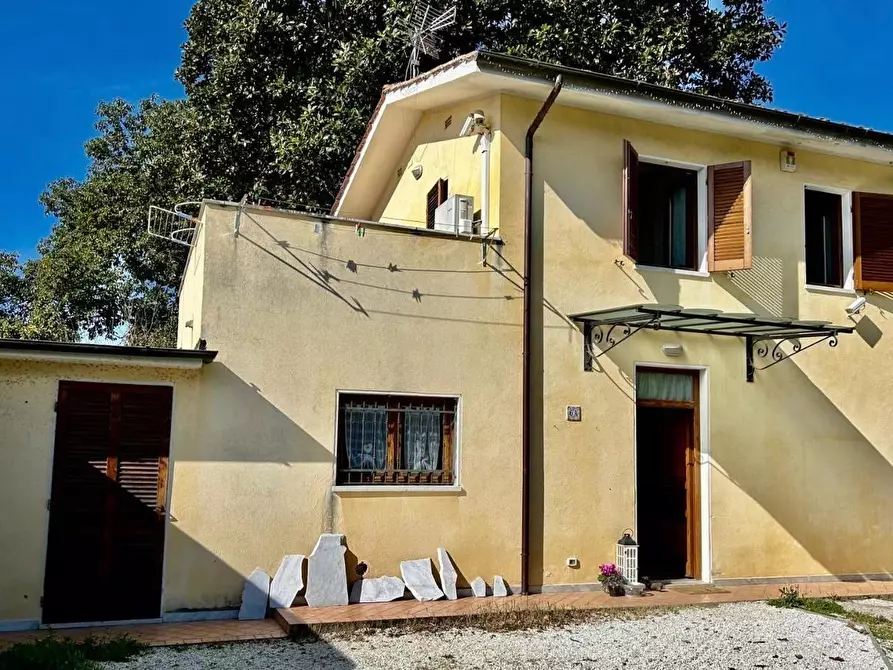 Immagine 1 di Casa bifamiliare in vendita  a Pietrasanta