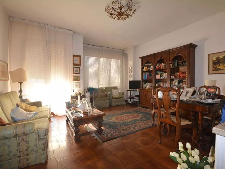 Immagine 2 di Appartamento in vendita  a Lucca