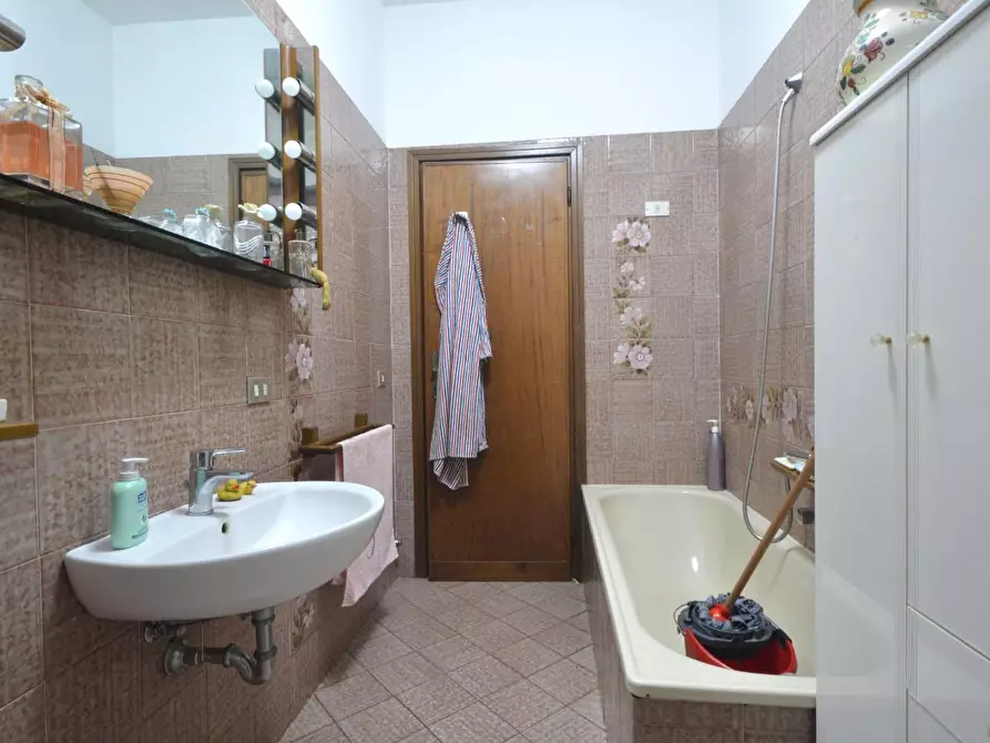 Immagine 13 di Appartamento in vendita  a Lucca